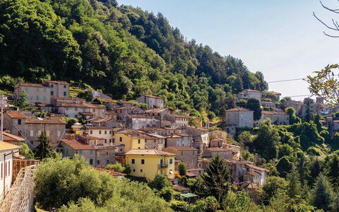 Casa Iris - Versilia, Holiday Home with Pool: Cielo, Edificio, Planta, Montaña, Paisaje Natural, Árbol, Ventana, Tierras Altas, Casa, Barrio