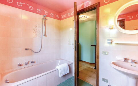 Casa Iris - Versilia, Holiday Home with Pool: Alcachofa De La Ducha, Bañera, Propiedad, Fotografía, Arreglo De Tubería, Blanco, Ducha, Baño, Grifo, Lavabo