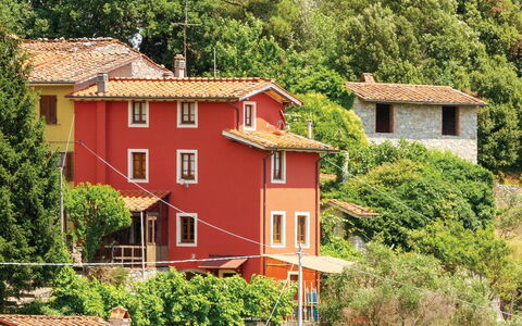 Casa Iris - Versilia, Holiday Home with Pool: Planta, Ventana, Propiedad, Edificio, Árbol, Casa, Madera, Vegetación, Biome, Barrio