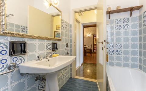 La Casa Di Elda, Holiday Home With Pool, Uzzano, T: Espejo, Grifo, Lavabo, Arreglo De Tubería, Propiedad, Lavabo Del Baño, Baño, Encendiendo, Diseño De Interiores, Edificio