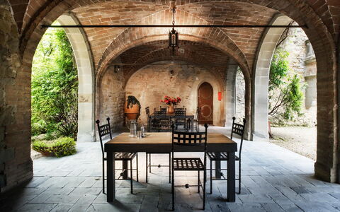 Palazzo Trasimeno: Mesa, Planta, Diseño De Interiores, Árbol, Bóveda, Arcade, Silla, Mesa Al Aire Libre, Arco, Simetría