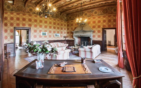 Palazzo Trasimeno: Mesa, Propiedad, Mueble, Decoración, Planta, Silla, Diseño De Interiores, Suelo, Flor, Cortina