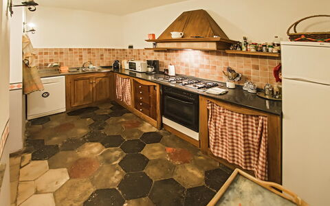 Palazzo Trasimeno: Mostrador, Gabinetes, Propiedad, Cocina, Estufa De Cocina, Madera, Encendiendo, Diseño De Interiores, Piso, Suelo