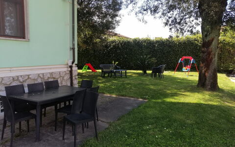 Franco House With Pool: Mueble, Mueble Para Exteriores, Jardín, Césped, Silla, Mesa Al Aire Libre, Patio Interior, Sombra, Yarda, Paisajismo