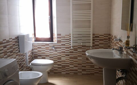 Franco House With Pool: Marrón, Arreglo De Tubería, Lavabo, Baño, Grifo, Piso, Suelo, Madera, Plomería, Asiento Del Baño