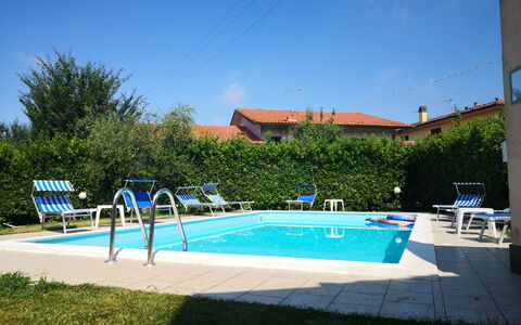 Franco House With Pool: Cielo, Planta, Agua, Edificio, Piscina, Sombra, Mueble Para Exteriores, Rectángulo, Árbol, Ocio