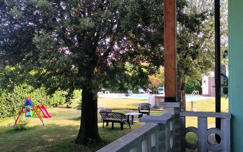 Franco House With Pool: Planta, Propiedad, Sombra, Árbol, Madera, Edificio, Hierba, Porche, Espacio Publico, Ocio