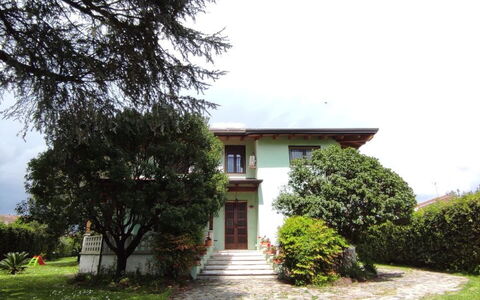 Franco House With Pool: Planta, Cielo, Edificio, Propiedad, Nube, Ventana, Árbol, El Terreno Del Lote, Casa, Paisaje