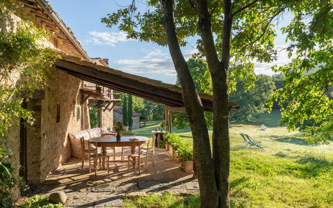 Villa Amiata: Planta, Cielo, Mesa, Paisaje Natural, Árbol, Madera, Nube, Sombra, El Terreno Del Lote, Cabaña