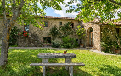 Villa Amiata: Planta, Edificio, Cielo, Paisaje Natural, Árbol, Ventana, Vegetación, Arquitectura, El Terreno Del Lote, Hierba