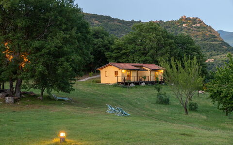 Villa Amiata: Planta, Cielo, Edificio, Propiedad, Ecorregión, Montaña, Ventana, Hoja, Árbol, Casa