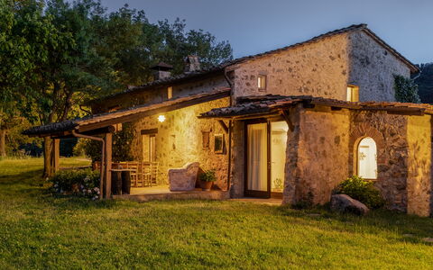 Villa Amiata: Planta, Propiedad, Edificio, Cielo, Ventana, Árbol, El Terreno Del Lote, Paisaje Natural, Puerta, Cabaña