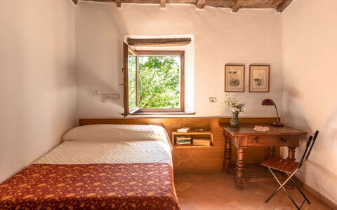 Villa Amiata: Edificio, Mueble, Propiedad, Ventana, Planta, Comodidad, Marco, Madera, Textil, Diseño De Interiores