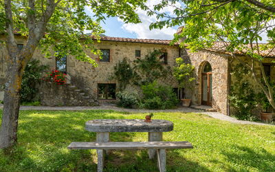 Villa Amiata: Planta, Edificio, Cielo, Paisaje Natural, Árbol, Ventana, Vegetación, Arquitectura, El Terreno Del Lote, Hierba