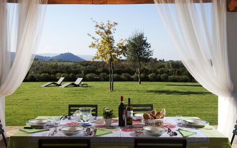 Villa Sant'andrea: Mesa, Planta, Mueble, Propiedad, Cielo, Ventana, Vajilla, Hoja, Manteles, Sombra