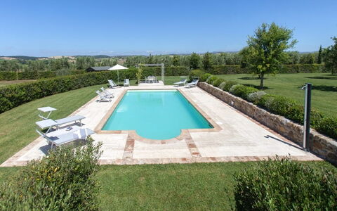 Villa Sant'andrea: Cielo, Planta, Agua, Piscina, Edificio, Sombra, Arquitectura, Árbol, Barrio Residencial, Hierba