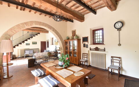 Podere Le Muricce: Mueble, Propiedad, Mesa, Marco, Madera, Diseño De Interiores, Planta De Casa, Edificio, Silla, Sala