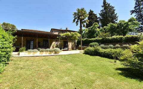 Podere Le Muricce: Planta, Edificio, Cielo, Propiedad, Árbol, Paisaje Natural, Casa, Paisaje, Cabaña, Bienes Raíces