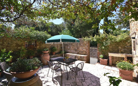 Podere Le Muricce: Planta, Mesa, Maceta, Edificio, Silla, Mueble Para Exteriores, Árbol, Sombra, Mesa Al Aire Libre, Ocio