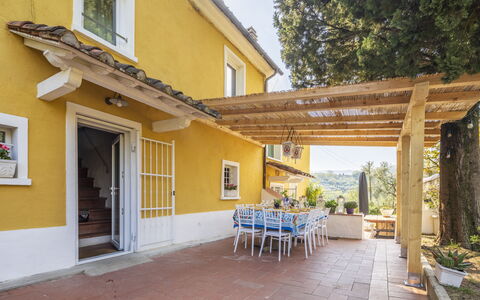 Country House Casalguidi 191 Private Pool: Casa, Arquitectura, Casa, Puerta, Silla, Inmuebles, Cabaña, Porche, Sombra, Planta De Casa