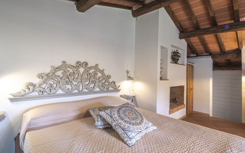 Country House Casalguidi 191 Private Pool: Pared, Habitación, Cama, Diseño De Interiores, Mueble, Sábana, Lecho, Linos, Piso, Suelo