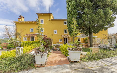 Country House Casalguidi 191 Private Pool: Planta, Cielo, Nube, Edificio, Ventana, Árbol, Casa, El Terreno Del Lote, Maceta, Superficie De La Carretera