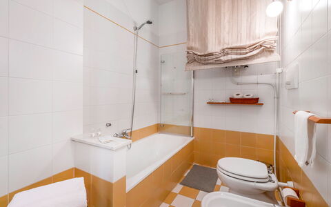 Casa Bellosguardo a Vinci: Espejo, Grifo, Arreglo De Tubería, Lavabo, Propiedad, Lavabo Del Baño, Baño, Diseño De Interiores, Plomería, Panel De Ducha