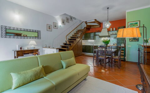 Casa Bellosguardo a Vinci: Sofá, Propiedad, Mesa, Mueble, Sala, Encendiendo, Marco, Diseño De Interiores, Suelo, Piso