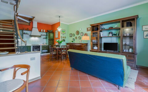 Casa Bellosguardo a Vinci: Mueble, Gabinetes, Silla, Mostrador, Mesa, Estante, Diseño De Interiores, Arquitectura, Edificio, Madera