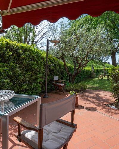 Casa Bellosguardo a Vinci: Planta, Mueble, Propiedad, Mesa, Sombra, Silla, Mueble Para Exteriores, Árbol, Ocio, Mesa Al Aire Libre