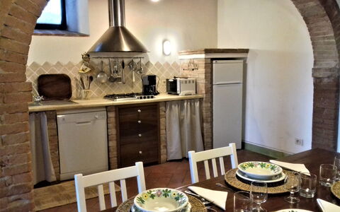 Casa Le Crete: Mesa, Mueble, Gabinetes, Propiedad, Mostrador, Silla, Madera, Diseño De Interiores, Cocina, Sala