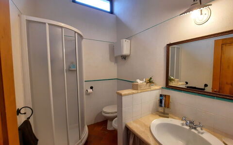 Casa Le Crete: Espejo, Propiedad, Lavabo, Grifo, Arreglo De Tubería, Lavabo Del Baño, Edificio, Baño, Encendiendo, Púrpura