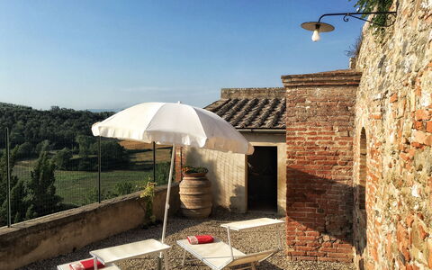 Casa Le Crete: Cielo, Propiedad, Edificio, Paraguas, Sombra, Biome, Luz De La Calle, Mueble Para Exteriores, Árbol