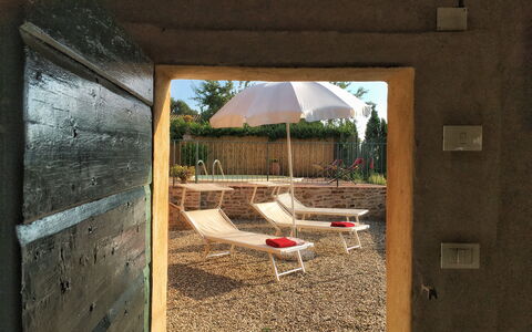 Casa Le Crete: Planta, Sombra, Edificio, Ventana, Arquitectura, Puerta, Pared, Hierba, Árbol, Madera