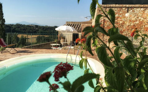 Casa Le Crete: Agua, Planta, Cielo, Edificio, Flor, Piscina, Árbol, Arecales, Ventana, Planta Terrestre