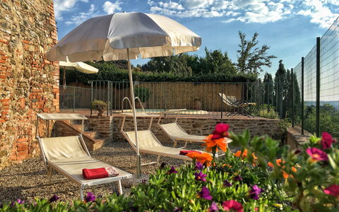 Casa Le Crete: Nube, Flor, Cielo, Planta, Planta De La Comunidad, Botánica, Paraguas, Árbol, Paisaje Natural, Mueble Para Exteriores