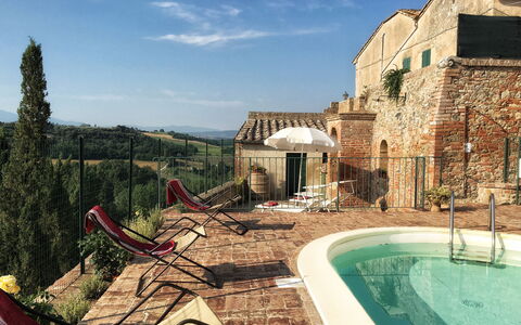Casa Le Crete: Cielo, Agua, Propiedad, Edificio, Nube, Ventana, Planta, Piscina, Ocio, Árbol