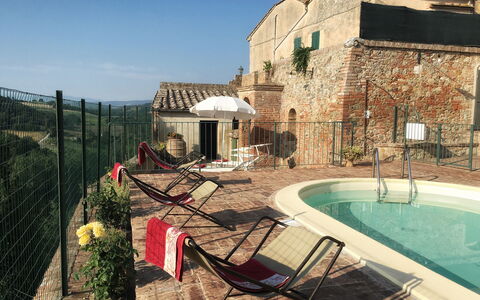 Casa Le Crete: Agua, Cielo, Propiedad, Planta, Edificio, Ventana, Piscina, Silla, Mueble Para Exteriores, Sombra