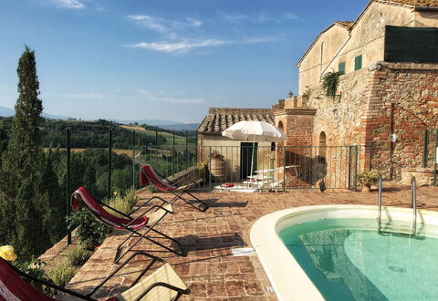Casa Le Crete: Cielo, Agua, Propiedad, Edificio, Nube, Ventana, Planta, Piscina, Ocio, Árbol
