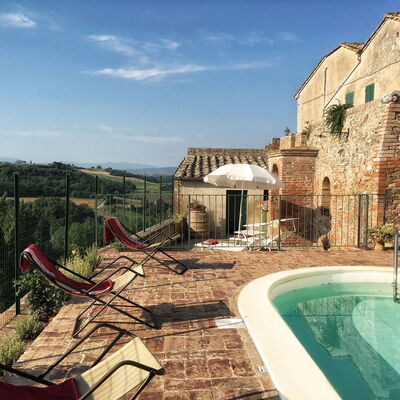 Casa Le Crete: Cielo, Agua, Propiedad, Edificio, Nube, Ventana, Planta, Piscina, Ocio, Árbol