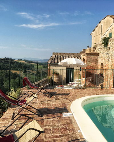 Casa Le Crete: Cielo, Agua, Propiedad, Edificio, Nube, Ventana, Planta, Piscina, Ocio, Árbol