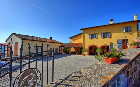 Casalta: Cielo, Planta, Edificio, Ventana, Casa, Árbol, Paisaje, Fachada, Puerta, Ciudad