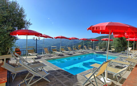 Casalta: Agua, Propiedad, Cielo, Mueble, Piscina, Paraguas, Azur, Sombra, Mueble Para Exteriores, Planta