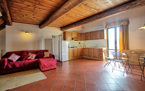 Casalta: Propiedad, Mueble, Madera, Silla, Diseño De Interiores, Sala, Suelo, Piso, Salón, Ventana