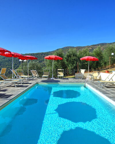 Casalta: Agua, Cielo, Propiedad, Piscina, Azur, Paraguas, Edificio, Mueble Para Exteriores, Sombra, Sunlounger