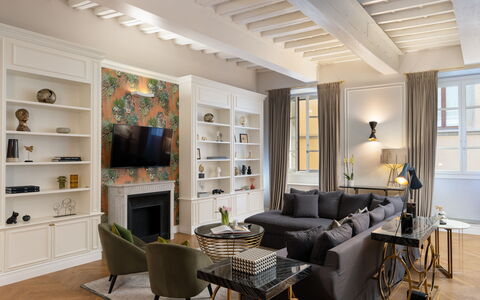 Bargello Penthouse Luxury Apartment in Florence by: Mueble, Mesa, Propiedad, Sofá, Silla, Marco, Librero, Estante, Diseño De Interiores, Madera