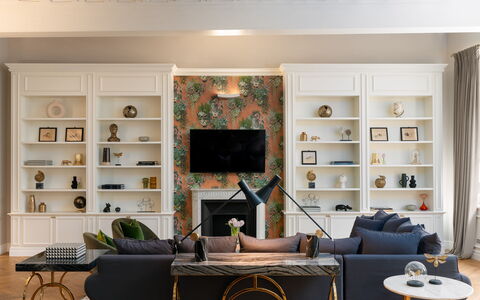 Bargello Penthouse Luxury Apartment in Florence by: Marrón, Mueble, Propiedad, Sofá, Mesa, Planta, Marco, Madera, Planta De Casa, Diseño De Interiores