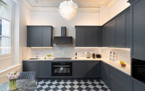 Bargello Penthouse Luxury Apartment in Florence by: Mostrador, Gabinetes, Propiedad, Ventana, Lavabo, Cocina, Encendiendo, Madera, Diseño De Interiores, Grifo