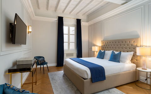 Bargello Penthouse Luxury Apartment in Florence by: Mueble, Edificio, Comodidad, Azur, Madera, Marco, Encendiendo, Marco De La Cama, Diseño De Interiores, Lámpara