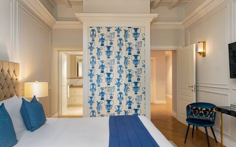 Bargello Penthouse Luxury Apartment in Florence by: Mueble, Propiedad, Azul, Decoración, Azur, Madera, Sombra, Edificio, Arquitectura, Diseño De Interiores